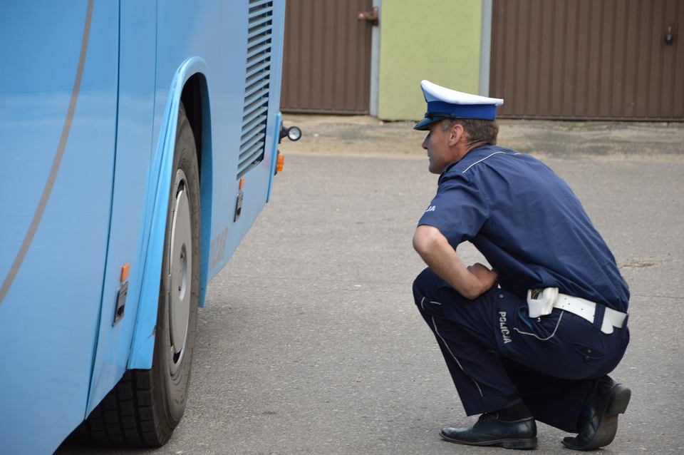 policja-kontrola-autokaru-wycieczki-szkolne